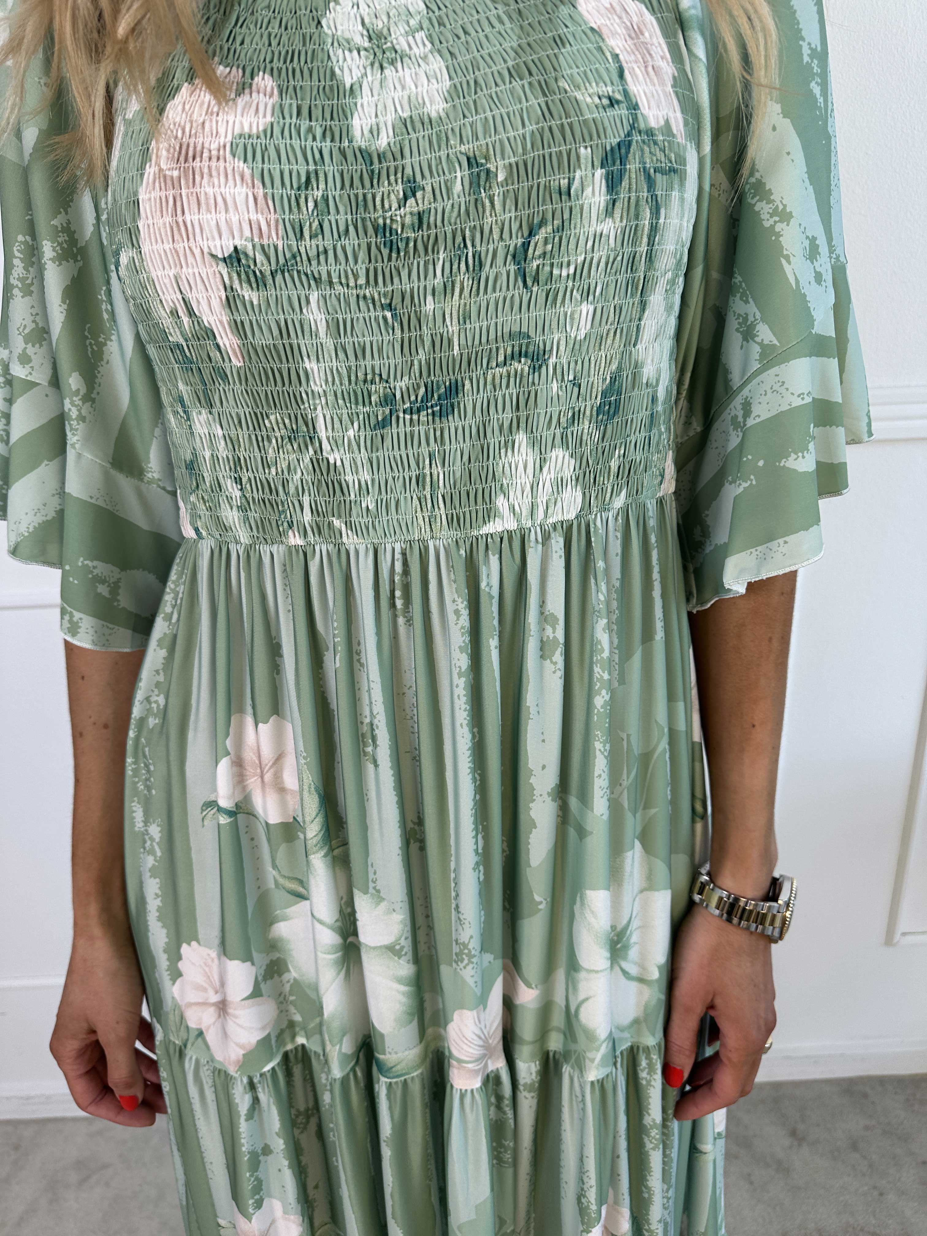 Elna Floral Stripe - Blommig elastisk klänning med smockat bröst